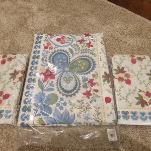 Williams Sonoma Berry Meadow Pattern Tablecloth  and Napkins